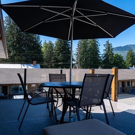 Swiss Chalet Motel Revelstoke Exterior photo