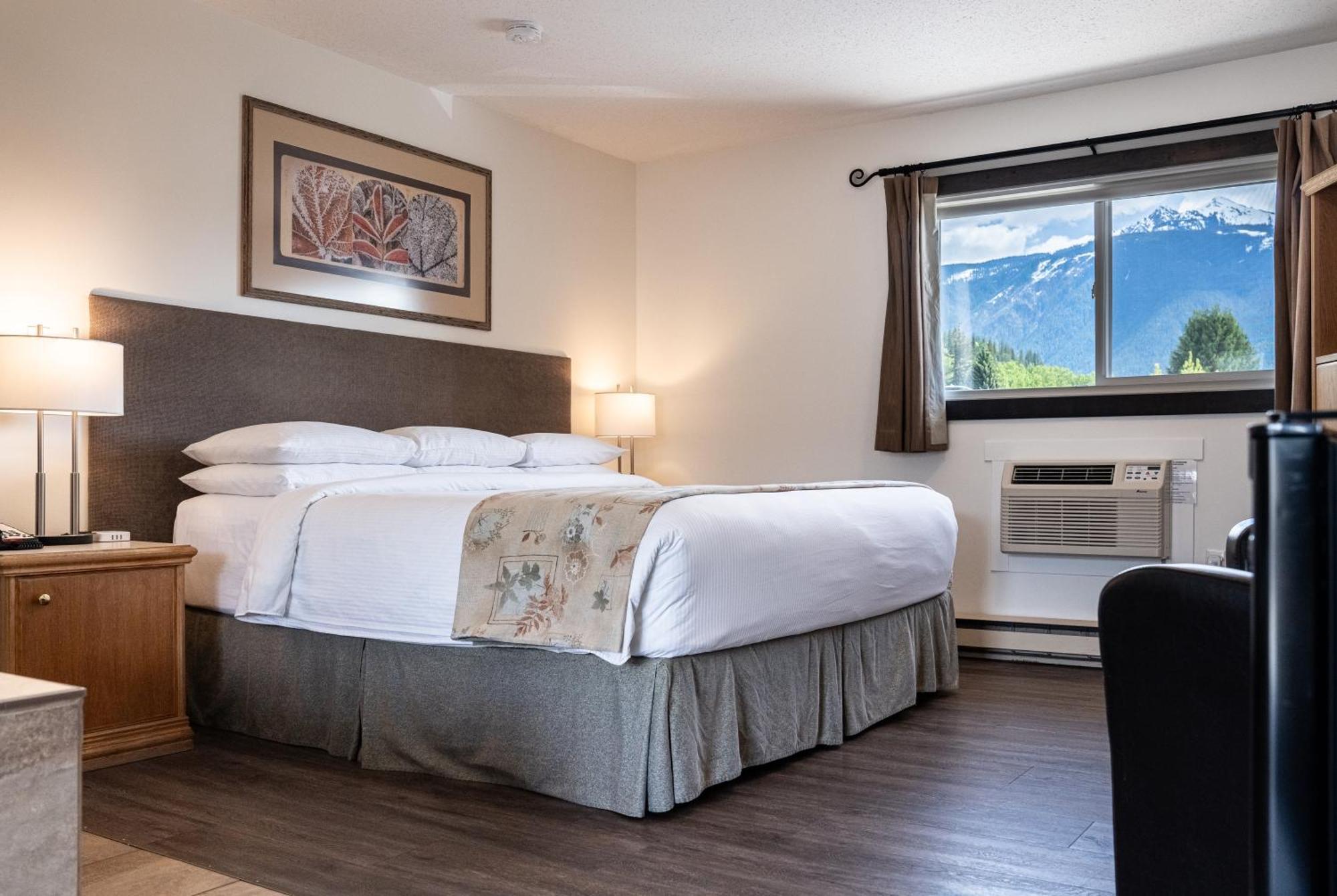 Swiss Chalet Motel Revelstoke Exterior photo