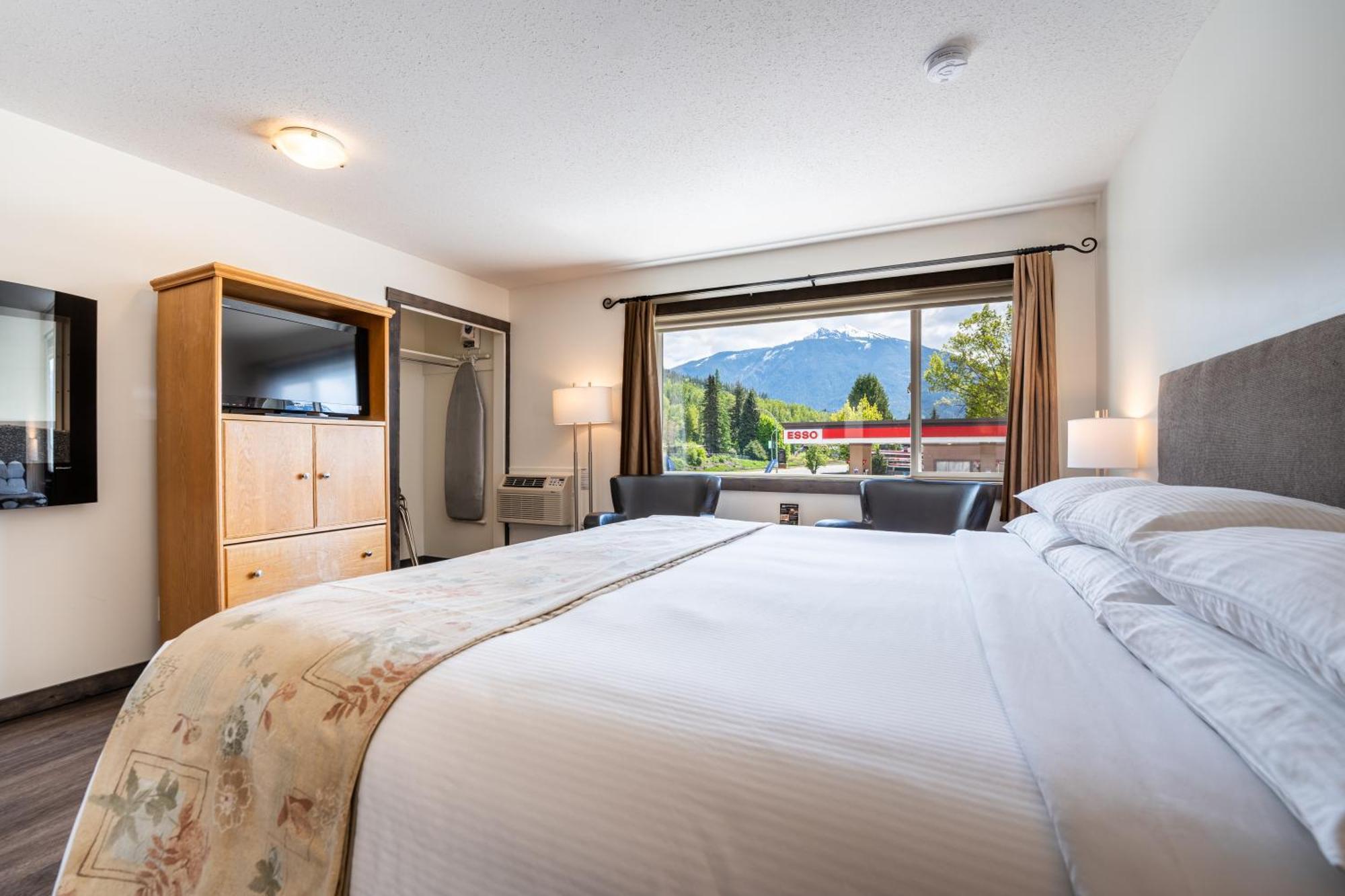 Swiss Chalet Motel Revelstoke Exterior photo