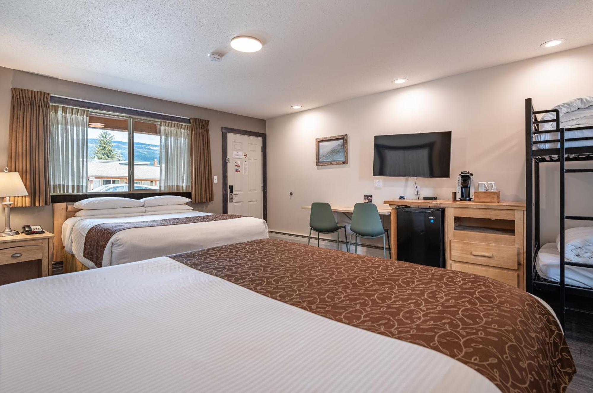 Swiss Chalet Motel Revelstoke Exterior photo