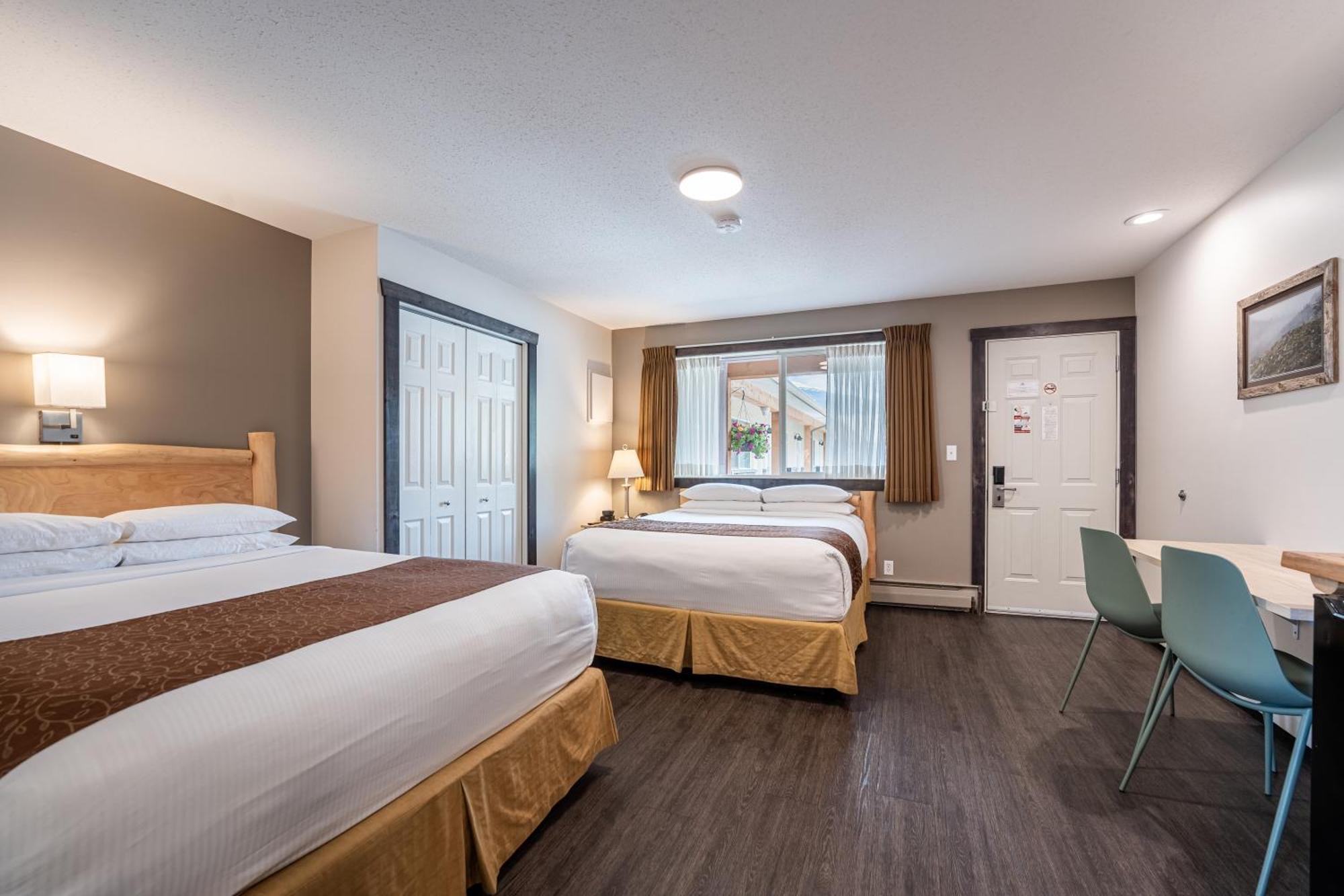 Swiss Chalet Motel Revelstoke Exterior photo