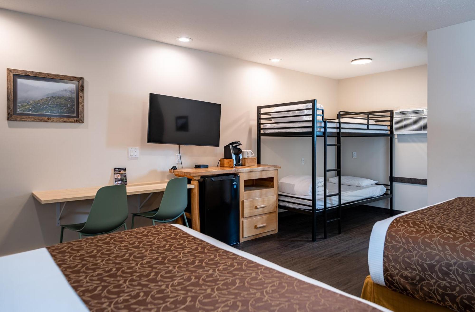 Swiss Chalet Motel Revelstoke Exterior photo
