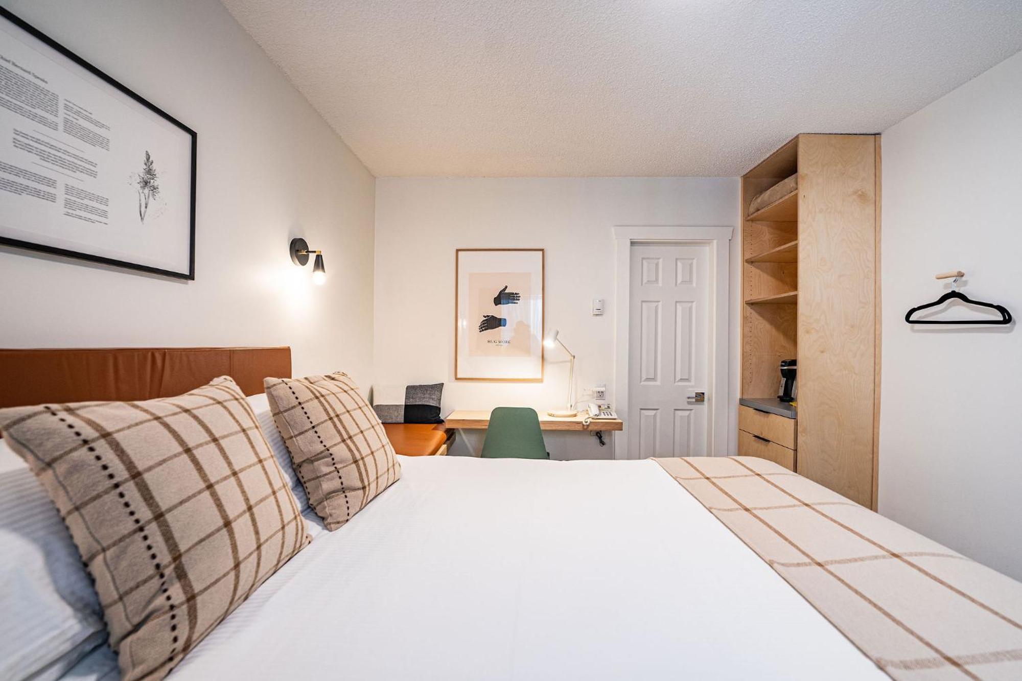 Swiss Chalet Motel Revelstoke Exterior photo