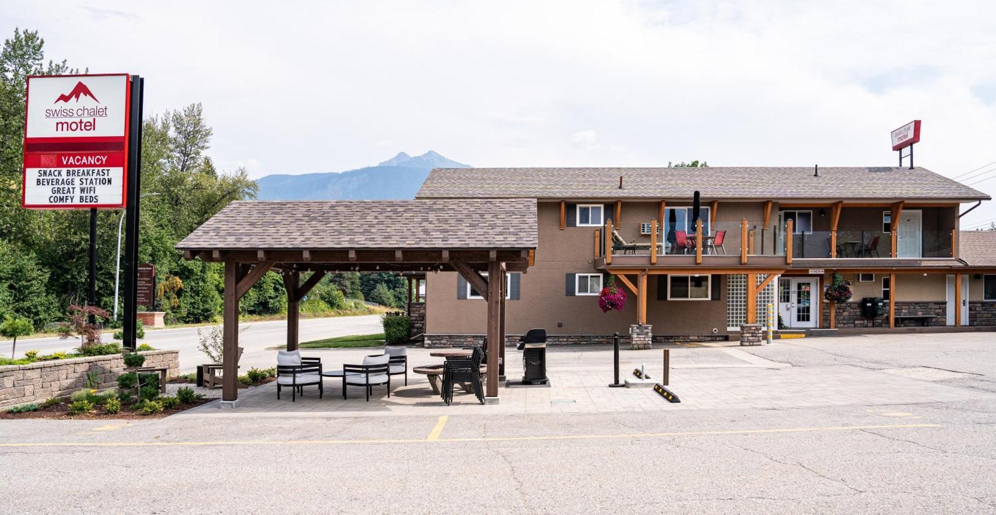 Swiss Chalet Motel Revelstoke Exterior photo