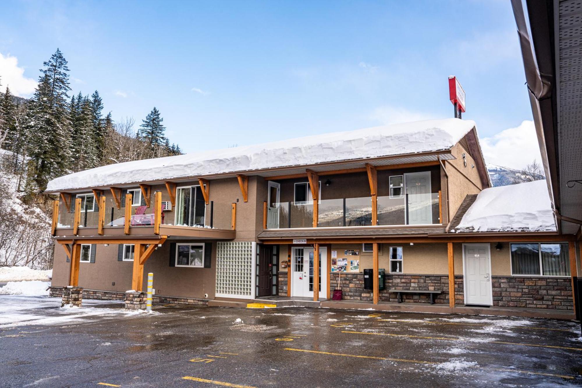 Swiss Chalet Motel Revelstoke Exterior photo