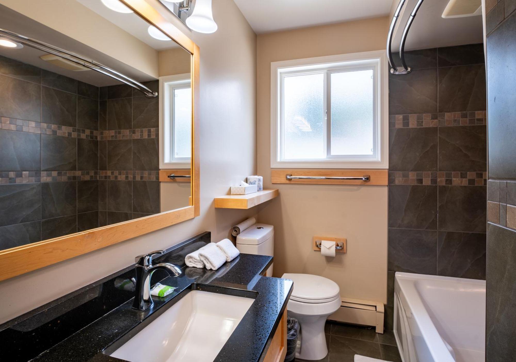 Swiss Chalet Motel Revelstoke Exterior photo