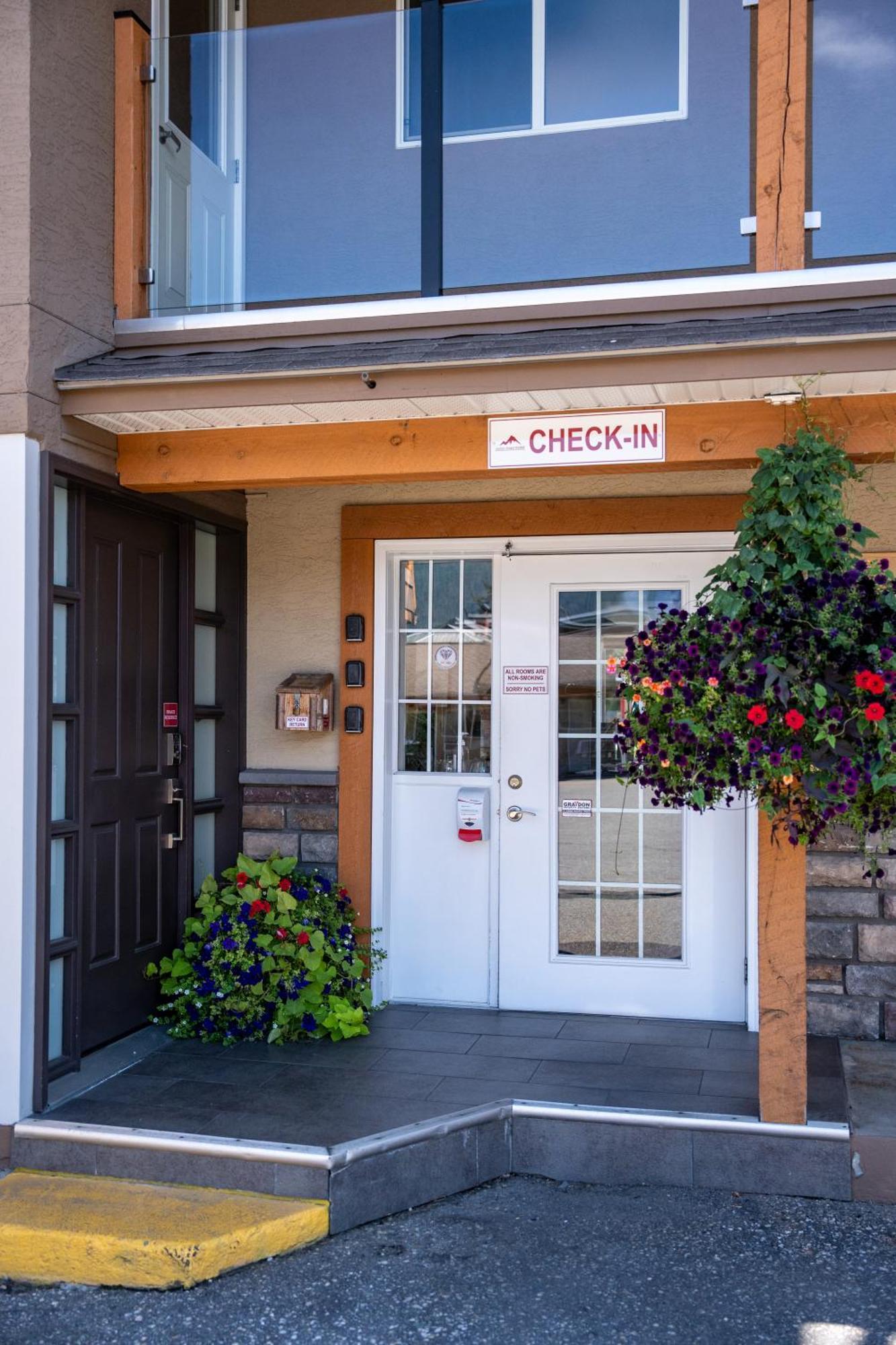 Swiss Chalet Motel Revelstoke Exterior photo
