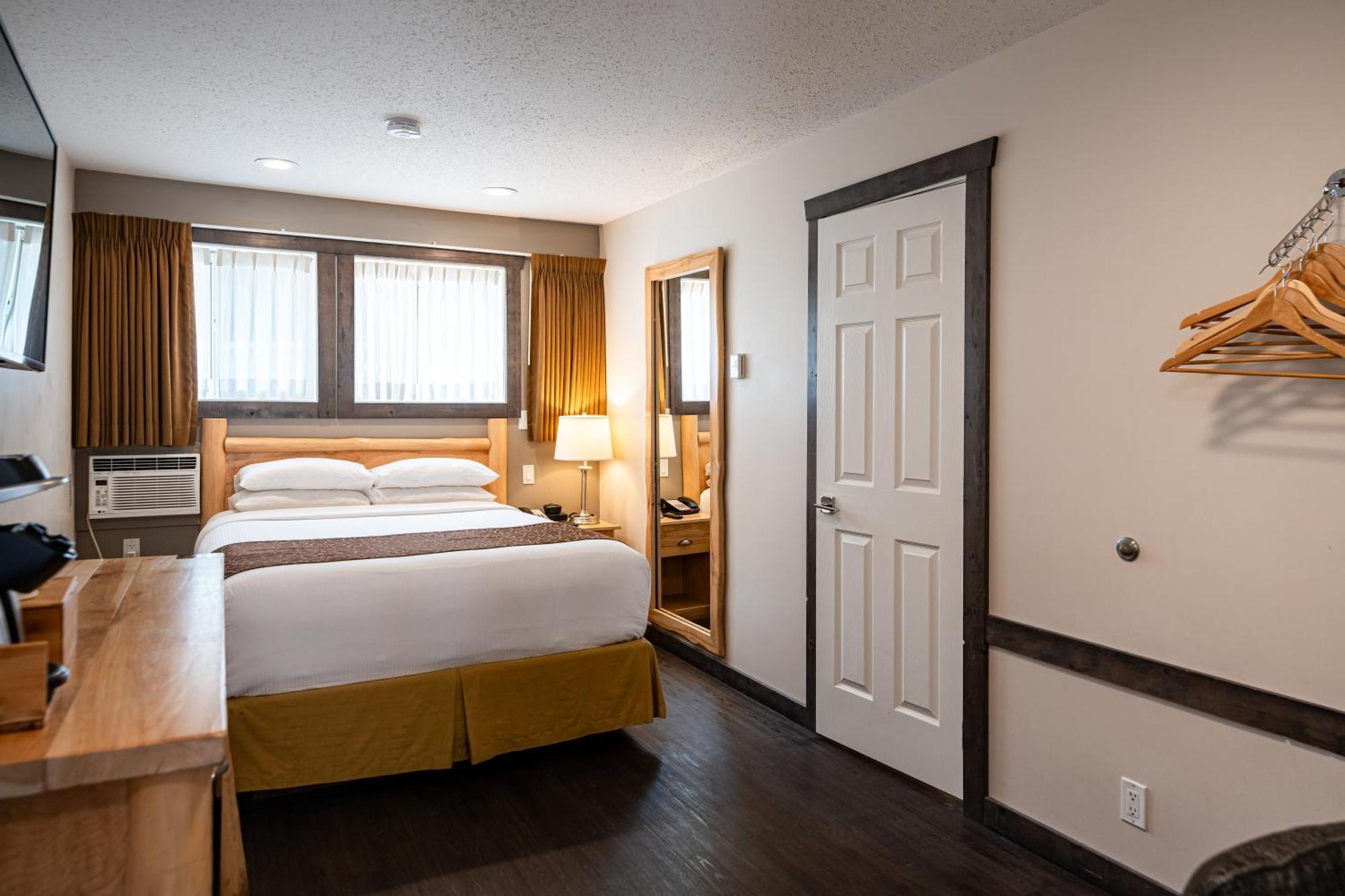Swiss Chalet Motel Revelstoke Exterior photo