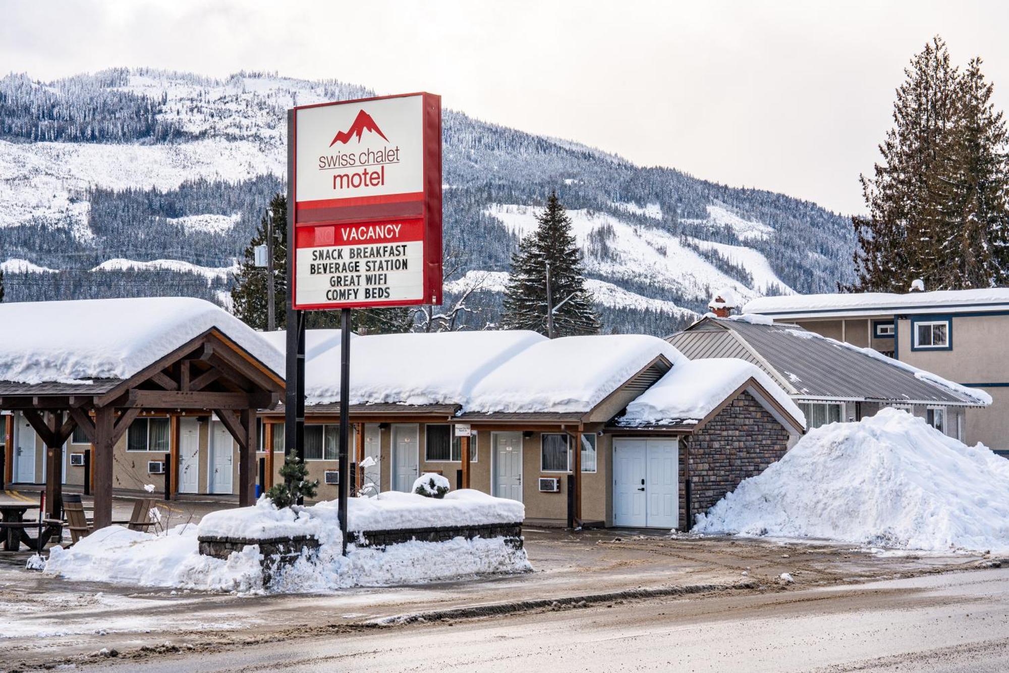 Swiss Chalet Motel Revelstoke Exterior photo