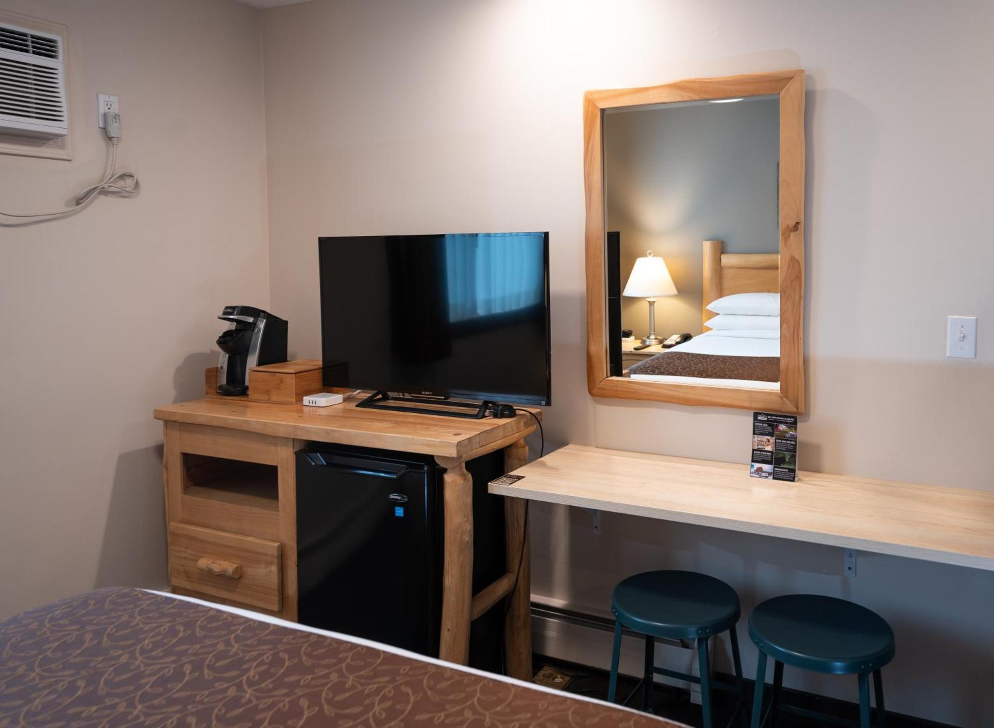 Swiss Chalet Motel Revelstoke Exterior photo