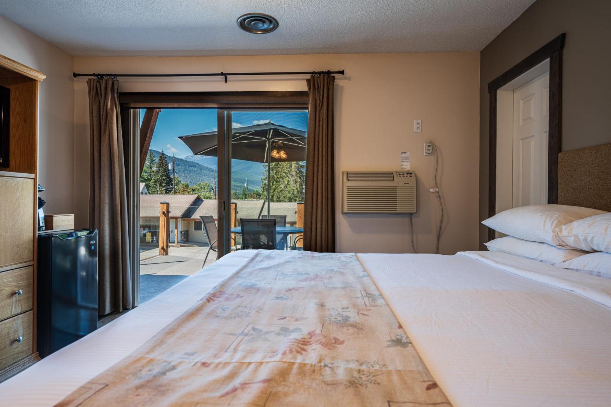 Swiss Chalet Motel Revelstoke Exterior photo