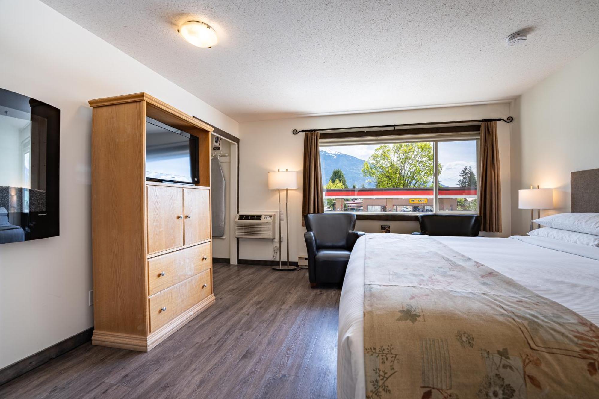 Swiss Chalet Motel Revelstoke Exterior photo