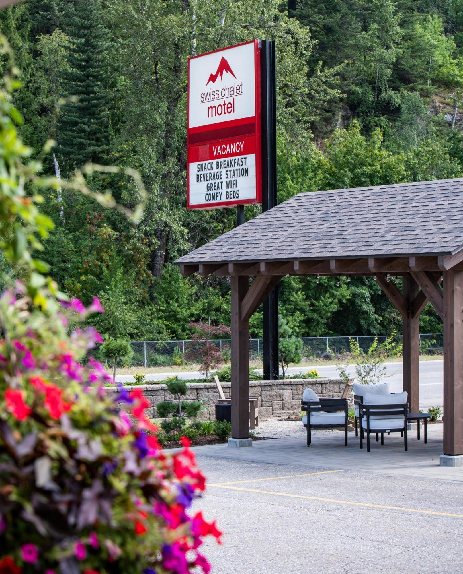 Swiss Chalet Motel Revelstoke Exterior photo
