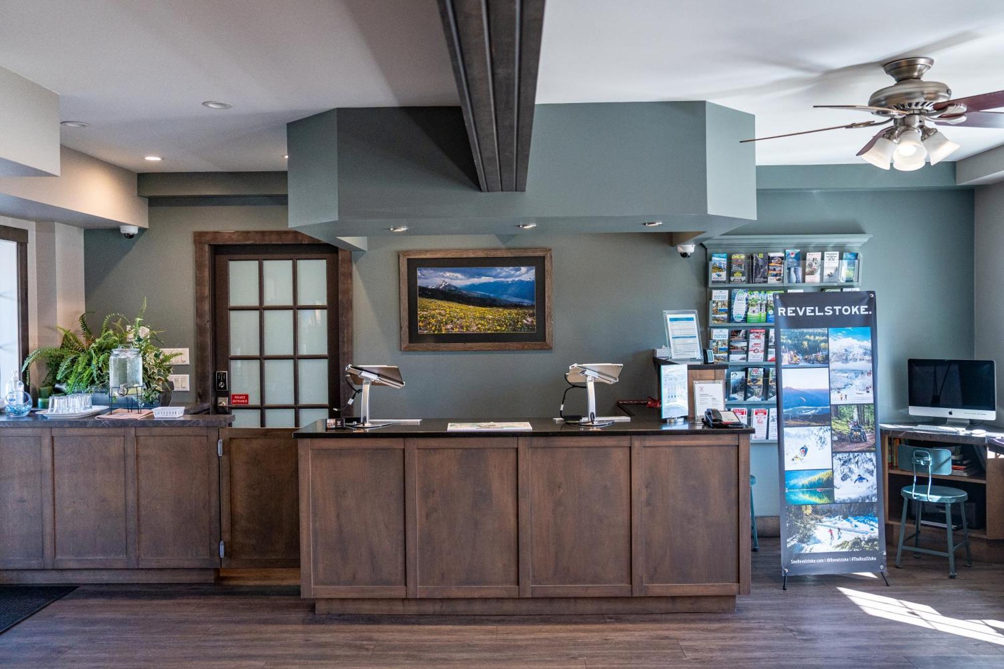 Swiss Chalet Motel Revelstoke Exterior photo