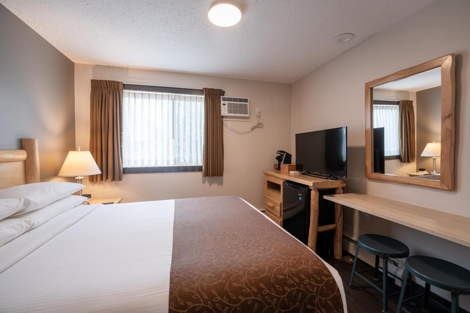 Swiss Chalet Motel Revelstoke Exterior photo