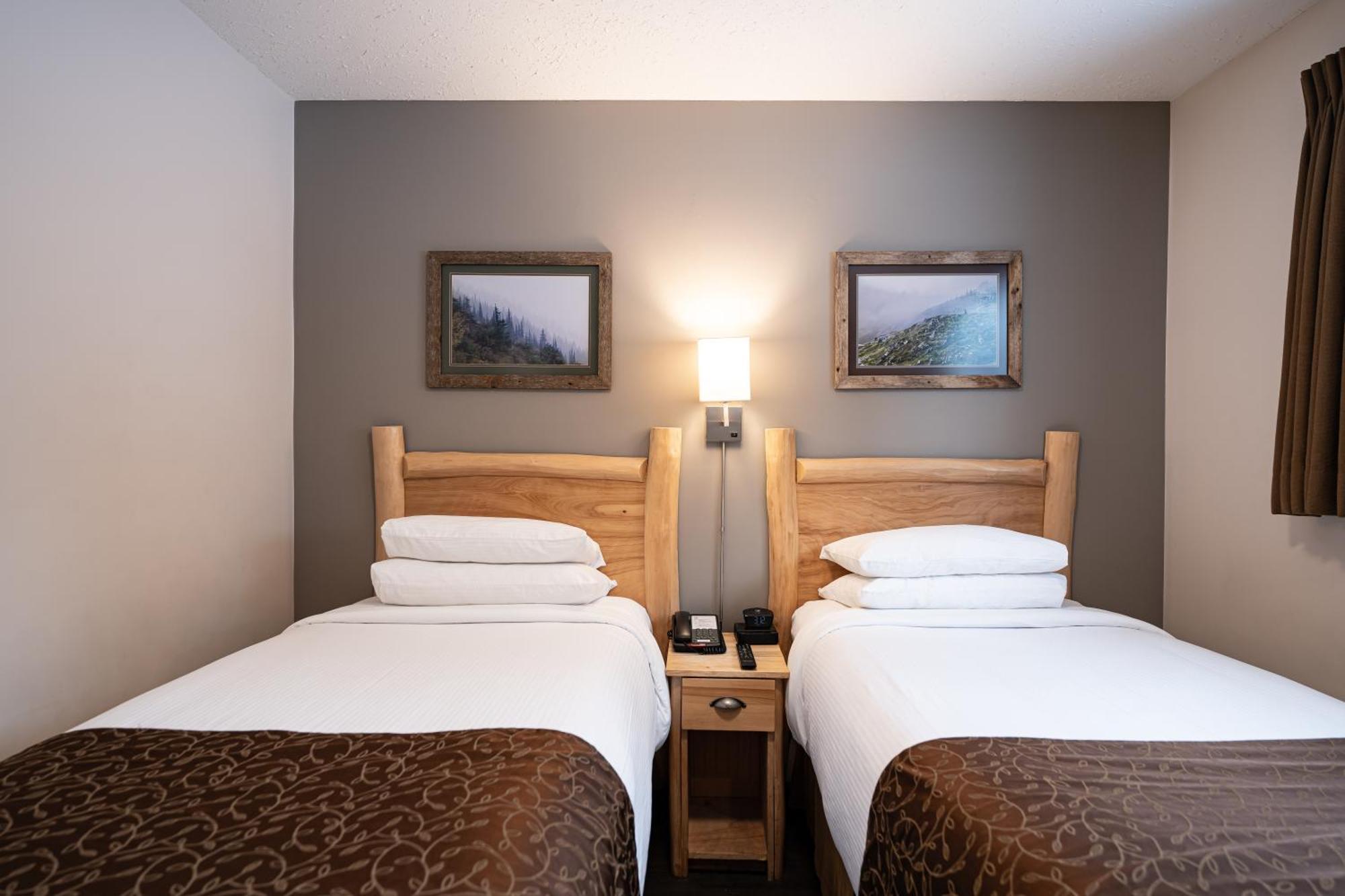 Swiss Chalet Motel Revelstoke Exterior photo