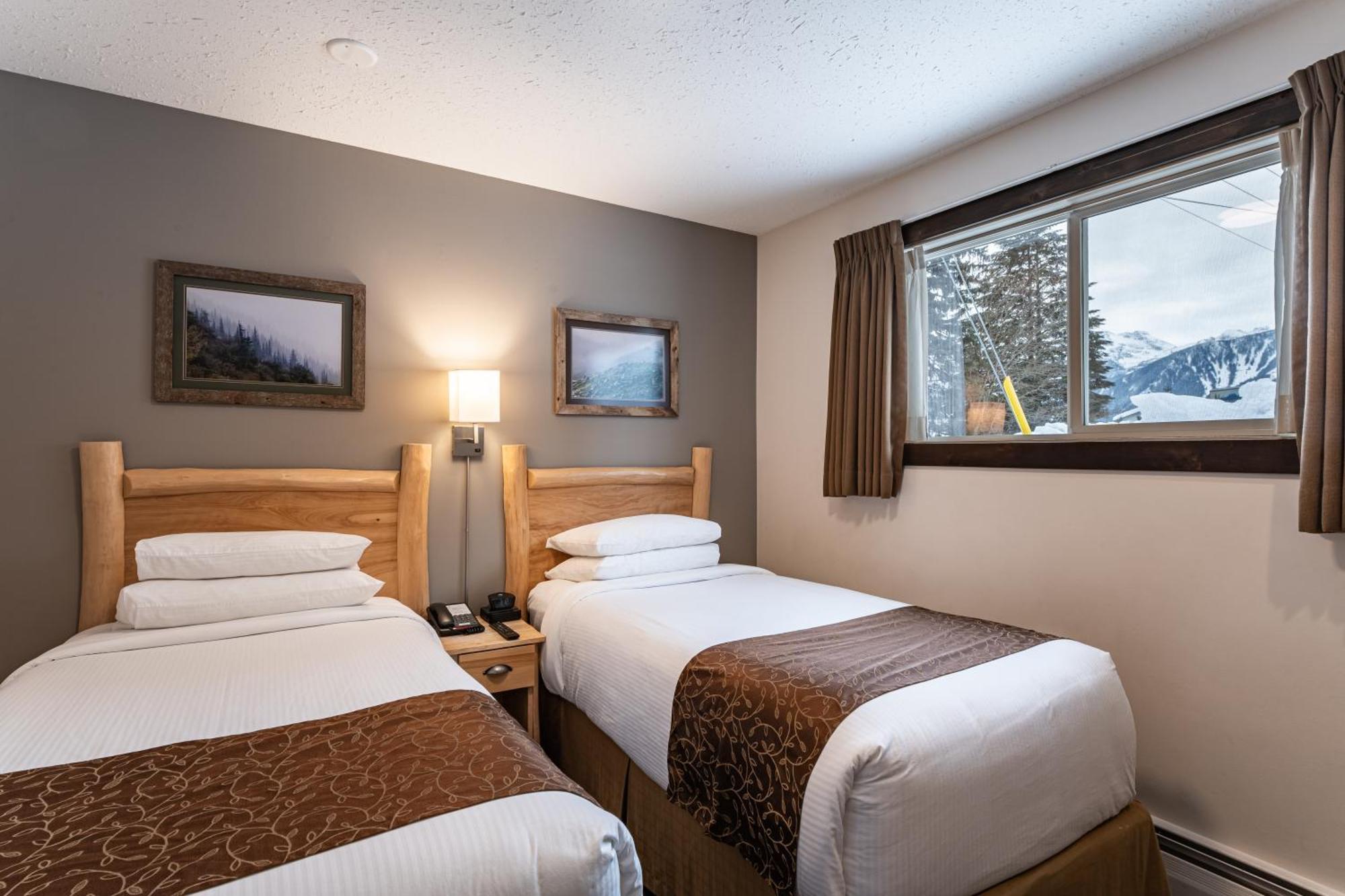 Swiss Chalet Motel Revelstoke Exterior photo