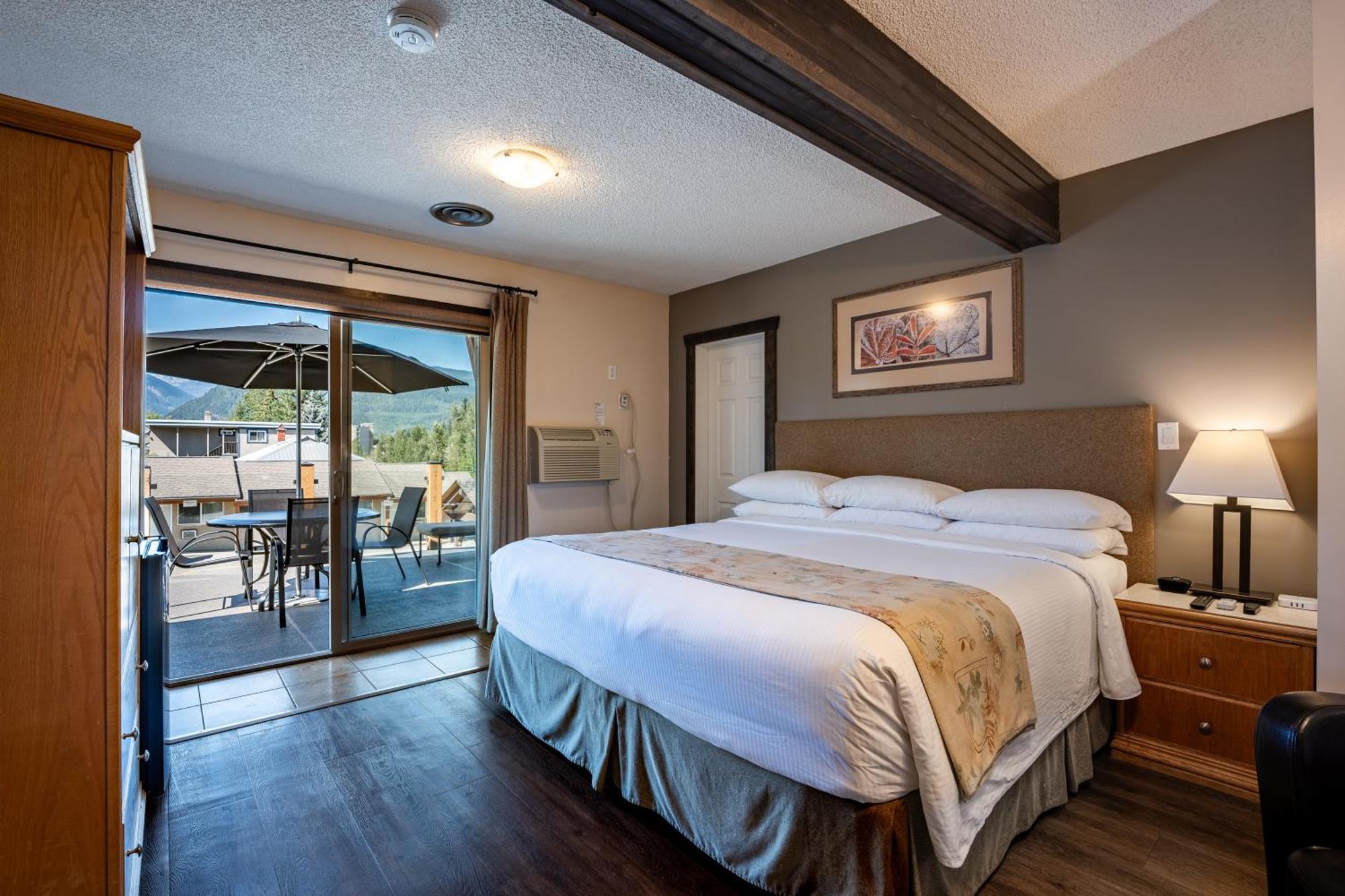 Swiss Chalet Motel Revelstoke Exterior photo